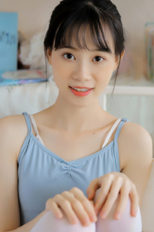 美女在酒店拔萝卜